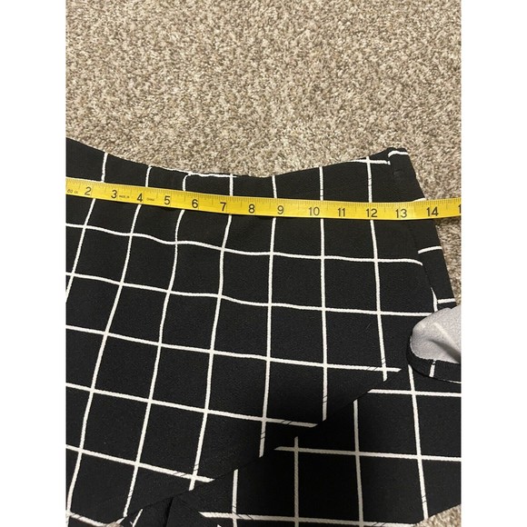 SHEIN Two Piece Women’s Shorts And Halter Top Set. Size Medium. Black & White - Picture 6 of 7